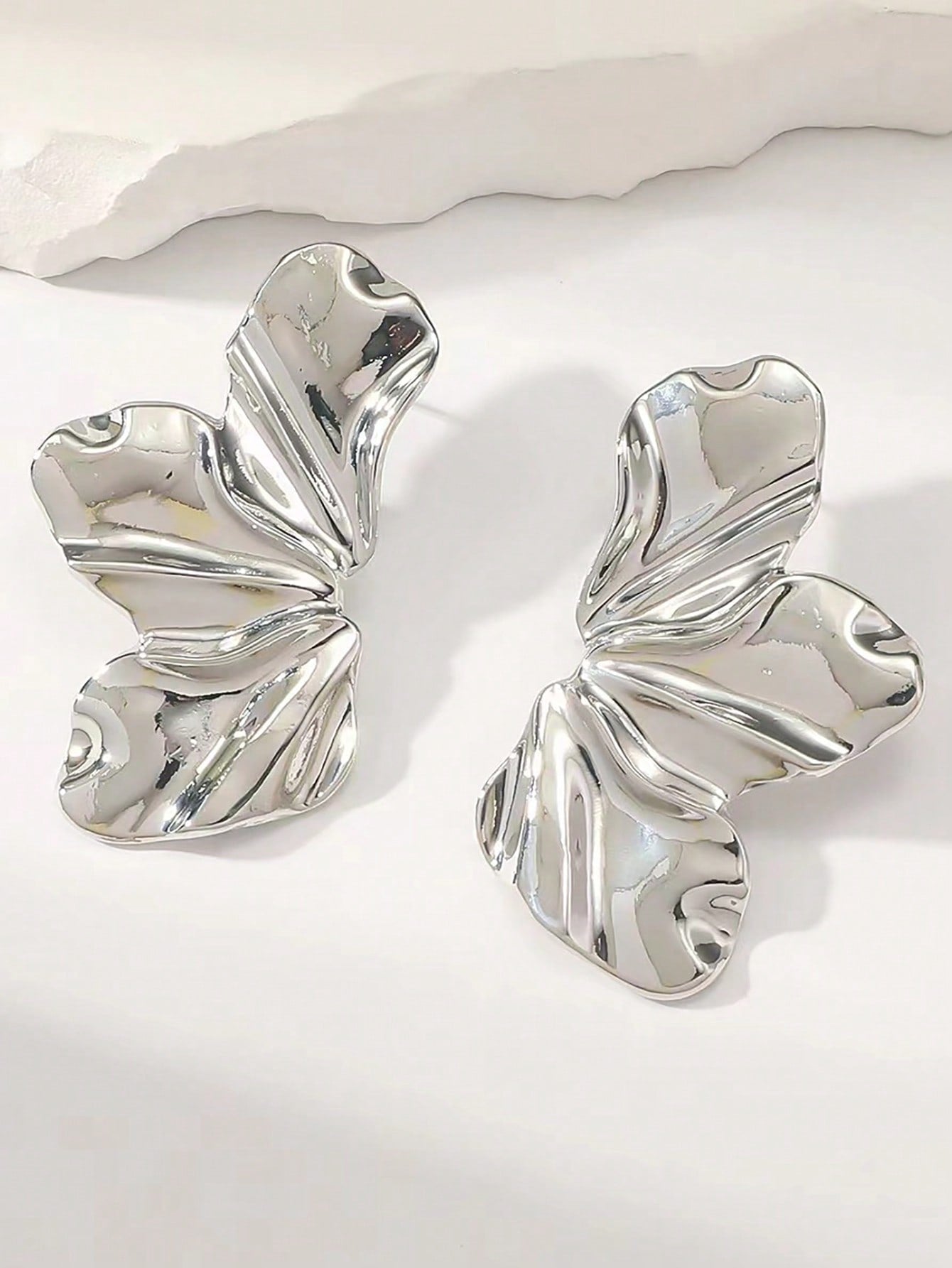 Brincos Meia Argola Floral Vintage – Design Ondulado