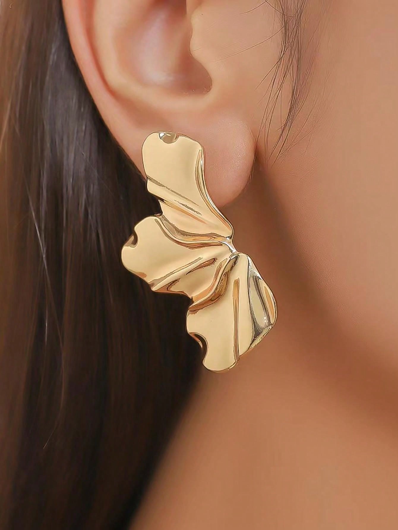 Brincos Meia Argola Floral Vintage – Design Ondulado