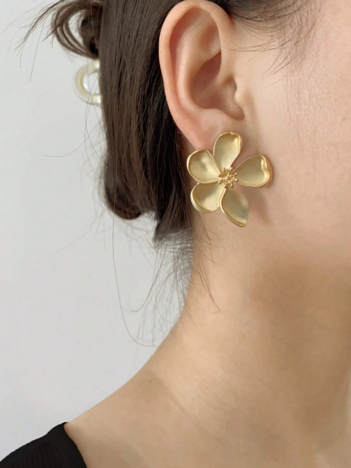 Brincos Glamour Floral de Metal