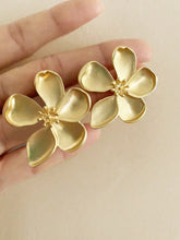 Brincos Glamour Floral de Metal